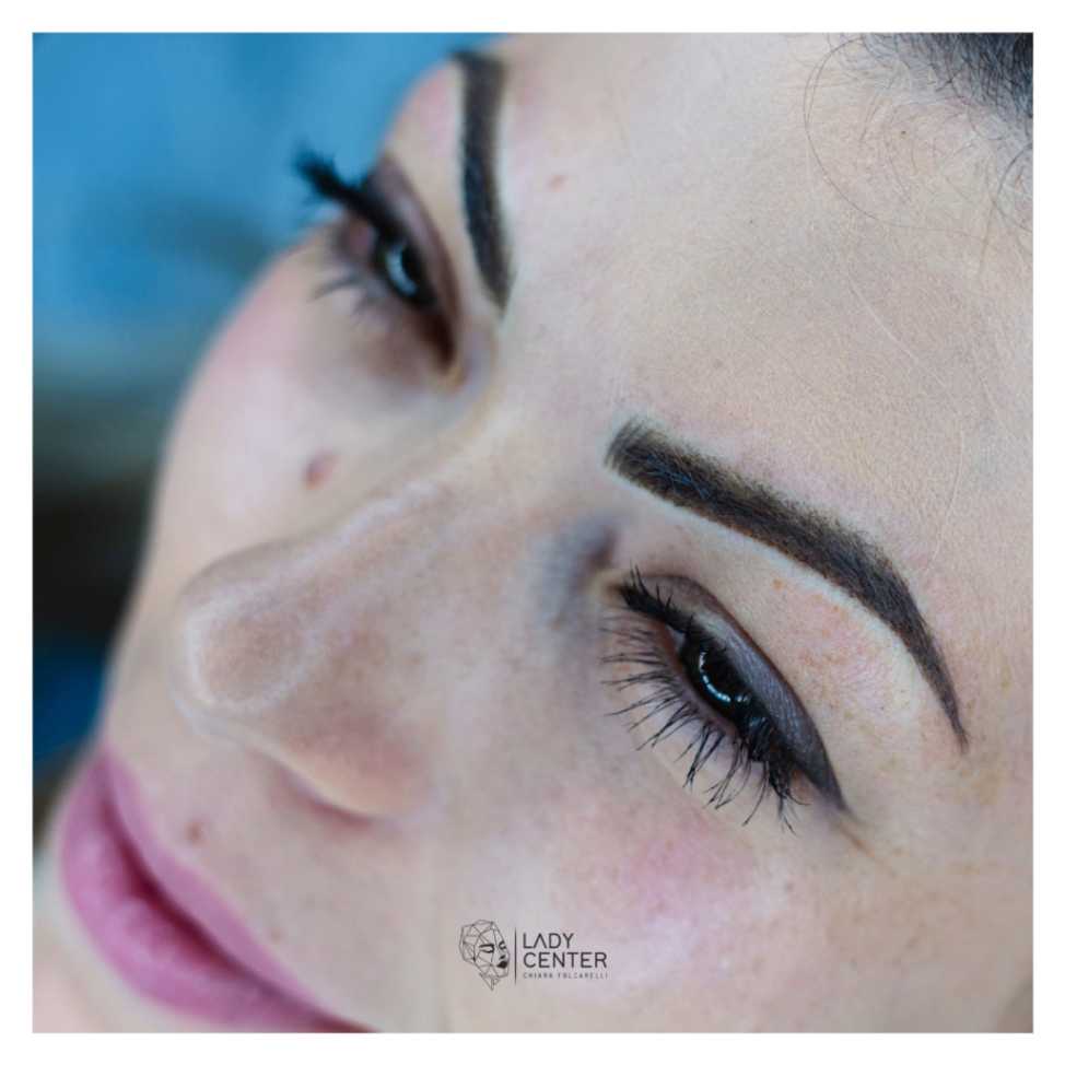 sopracciglia dermopigmentazione trucco permanente sfumate effetto pelo